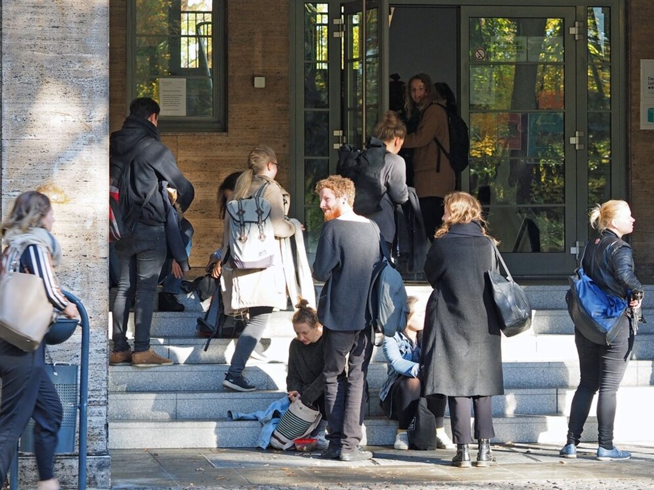 Studierende im Eingangsbereich der KHSB