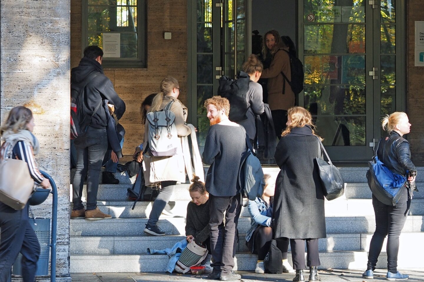 Studierende im Eingangsbereich der KHSB