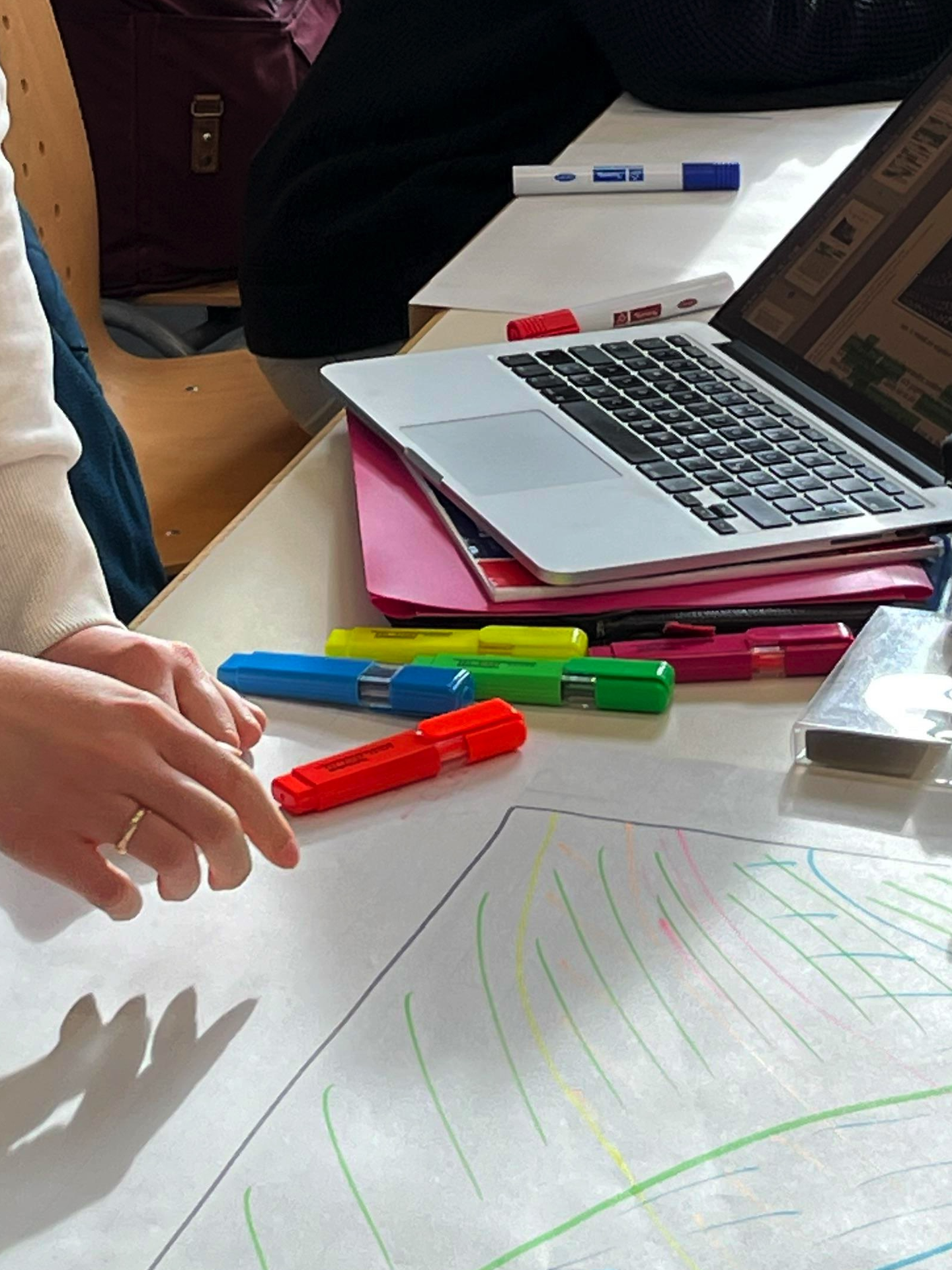 Marker und ein Poster liegen auf einem Tisch