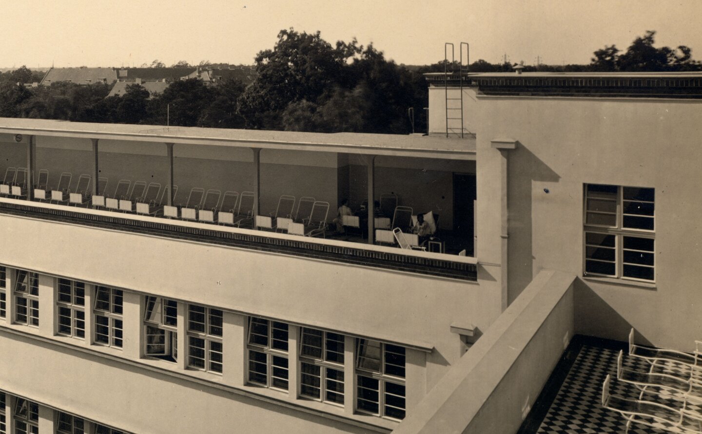 Eine historische Aufnahme der Dachterasse des St. Antonius-Krankenhauses.