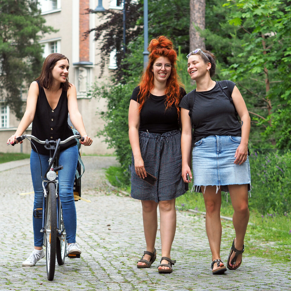 Eine Gruppe Studierender läuft die Einfahrt der KHSB entlang. 
