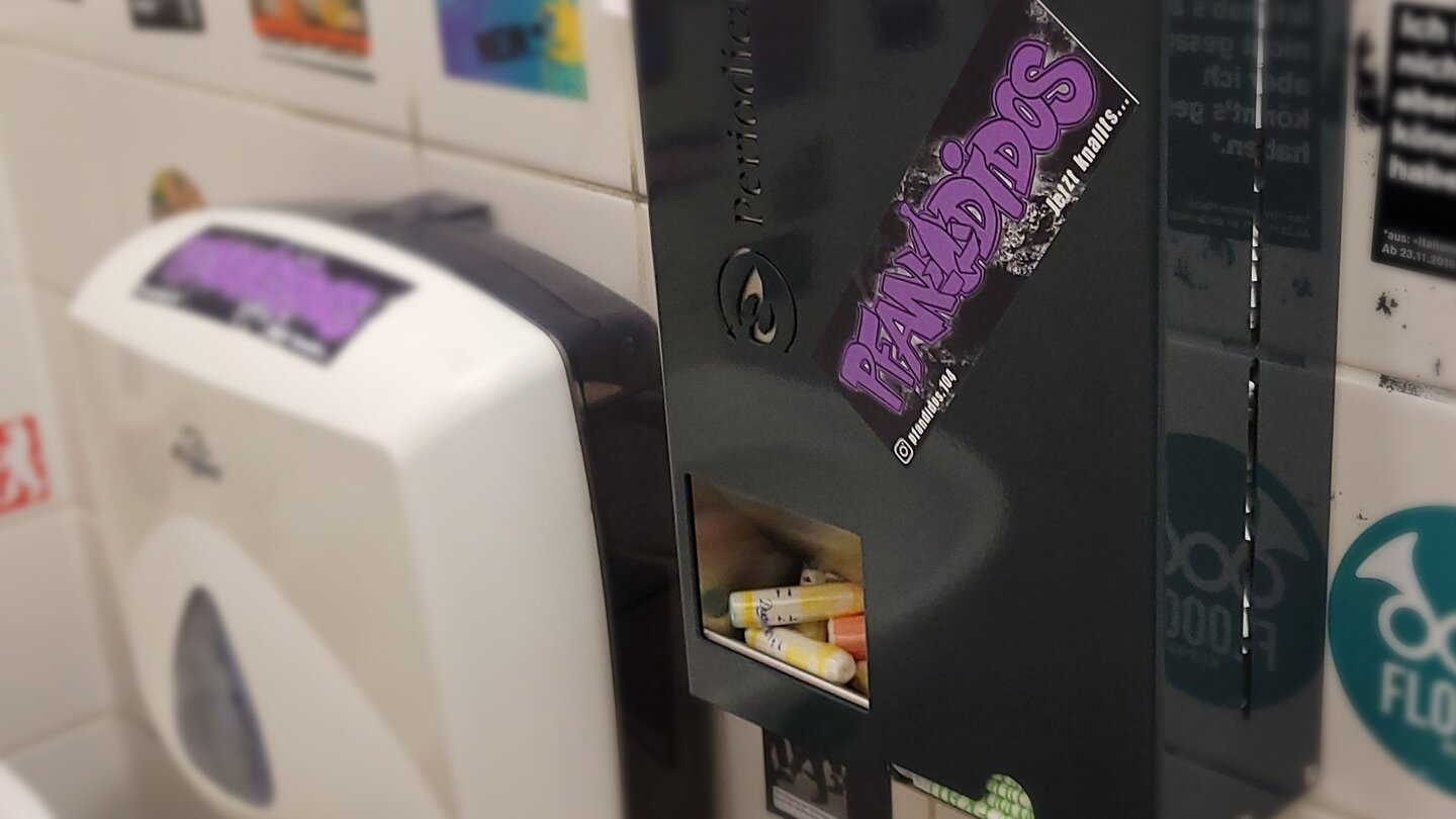 Toilette mit Spender mit kostenlosen Menstruationsaprodukten