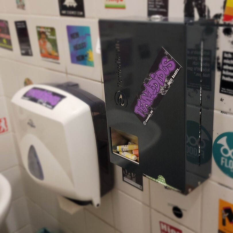 Toilette mit Spender mit kostenlosen Menstruationsaprodukten