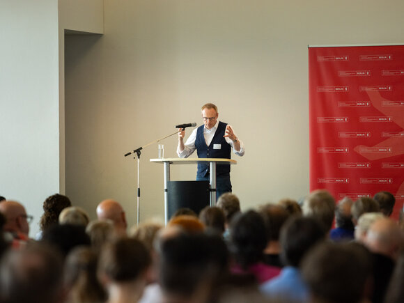 8. Berliner Strategiekonferenz zur Wohnungsnotfallhilfe, Jens Wurtzbacher (KHSB) auf dem Podium