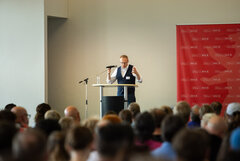 8. Berliner Strategiekonferenz zur Wohnungsnotfallhilfe, Jens Wurtzbacher (KHSB) auf dem Podium