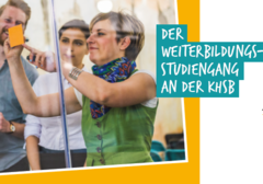 Studierende arbeiten zusammen, Bildaufschrift "Dein Weiterbildungsstudiengang an der KHSB"