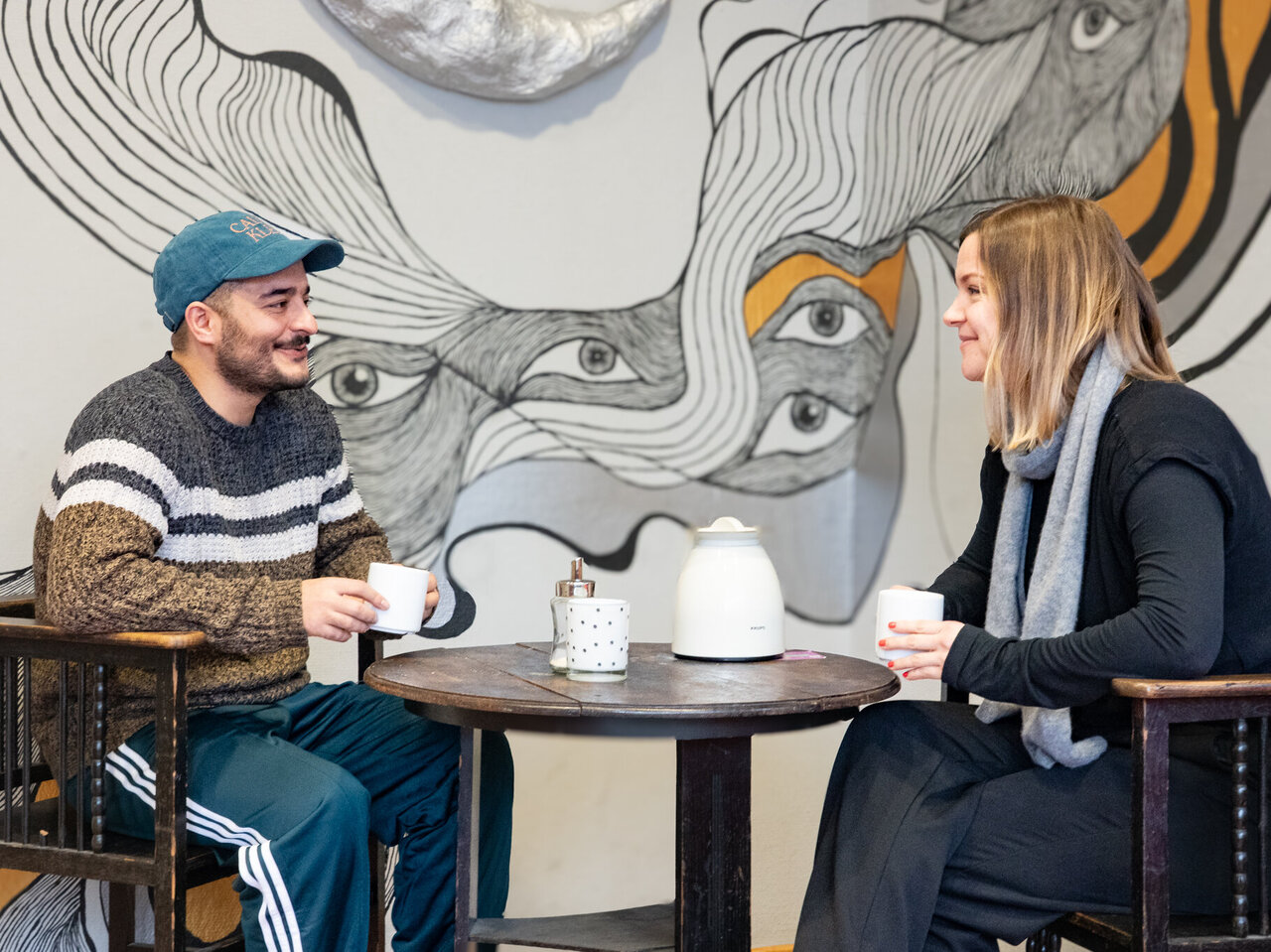 Zwei Personen im Café K an der KHSB