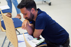 Ein Student schaut sich Unterlagen an.