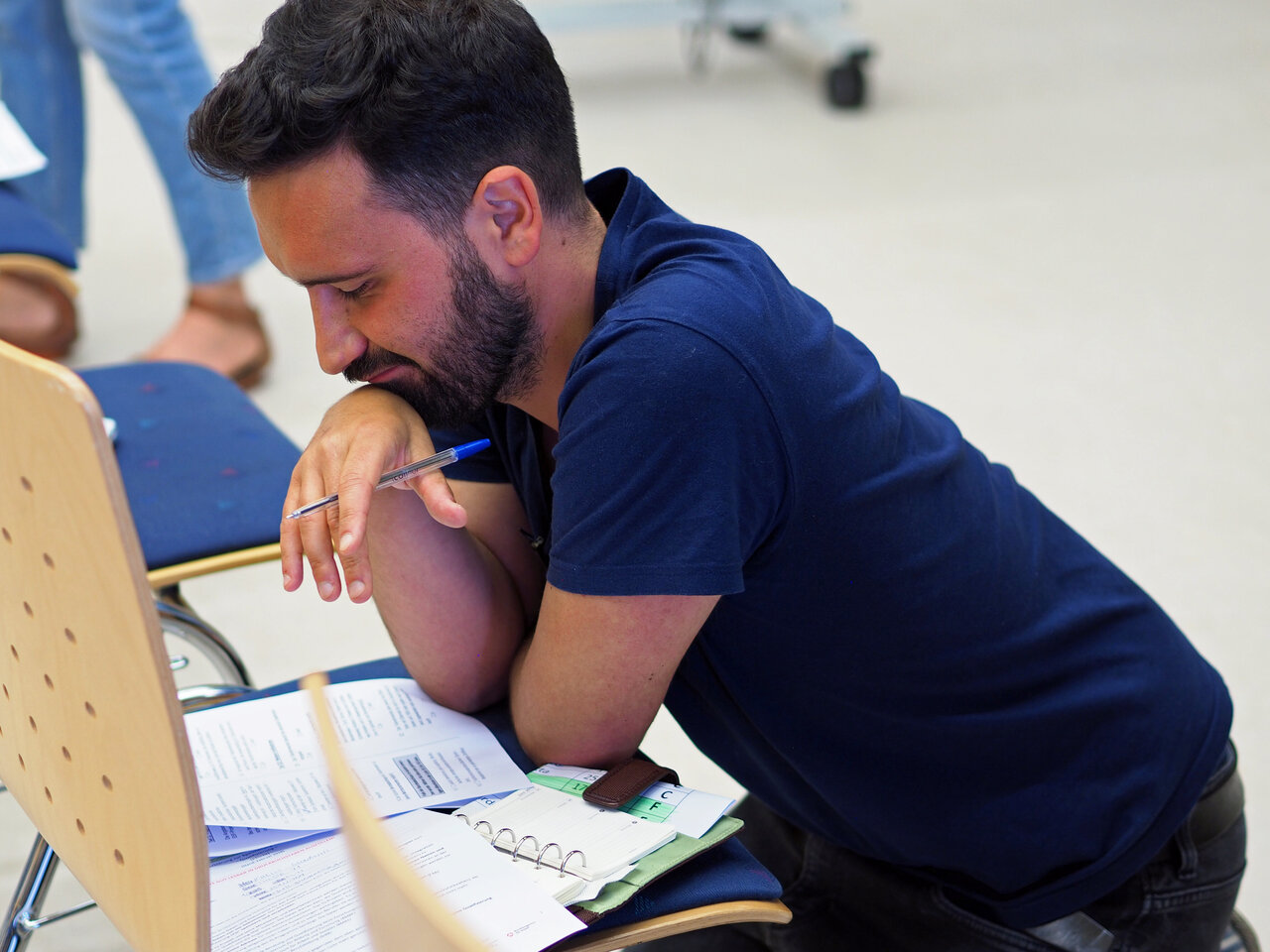Ein Student schaut sich Unterlagen an.
