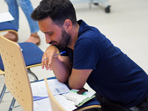 Ein Student schaut sich Unterlagen an.