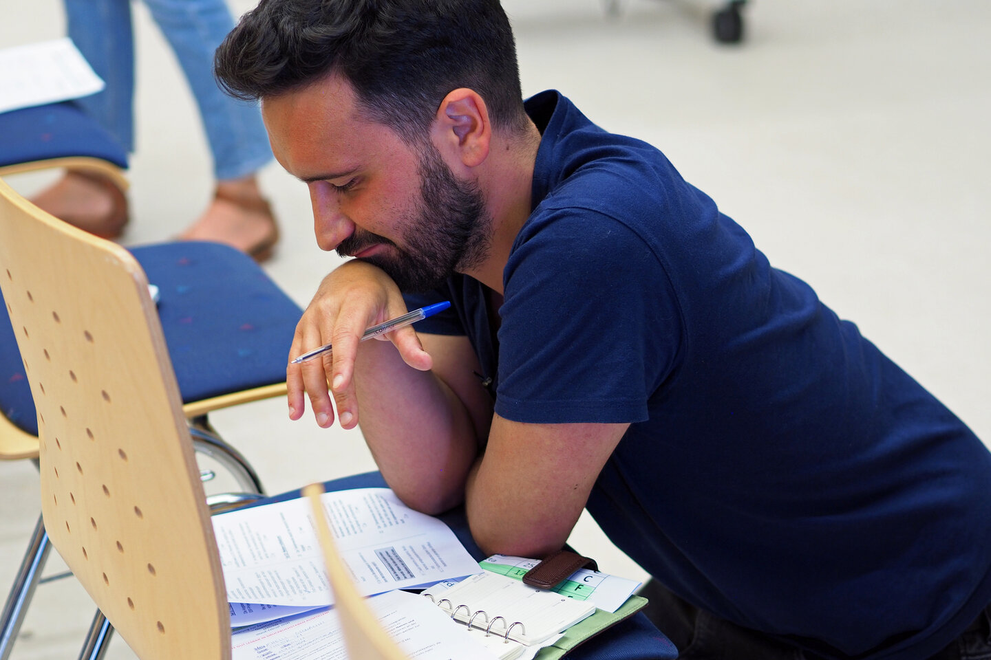 Ein Student schaut sich Unterlagen an.