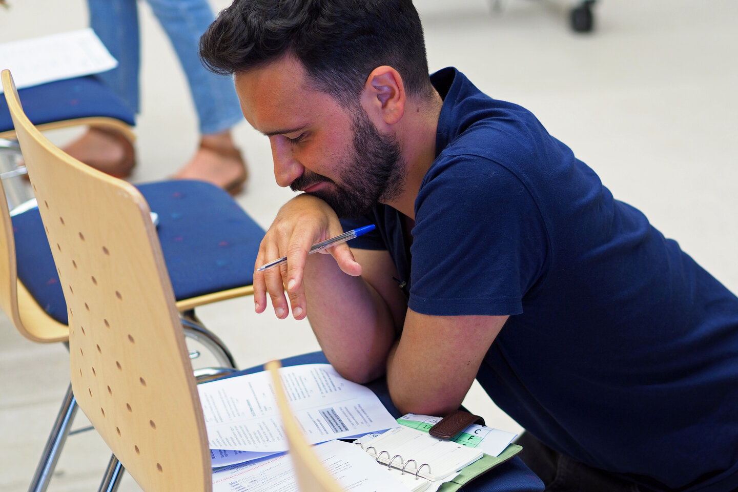 Ein Student schaut sich Unterlagen an.