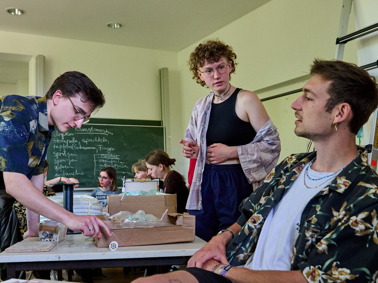 Studierende in der Kunstwerkstatt der KHSB.