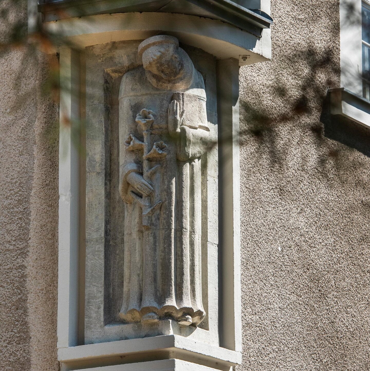 Antoniusfigur am Hochschulgebäude