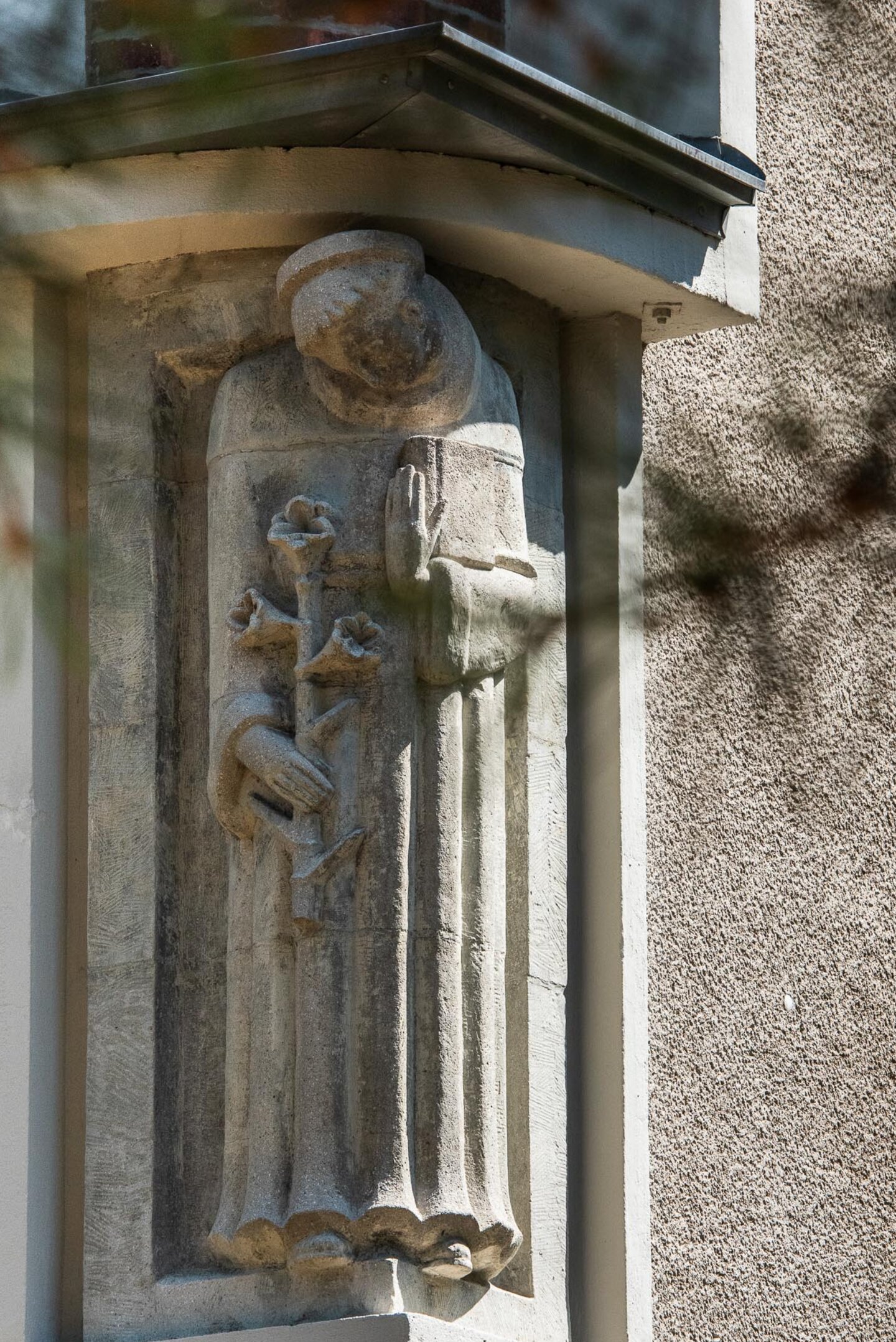 Antoniusfigur am Hochschulgebäude
