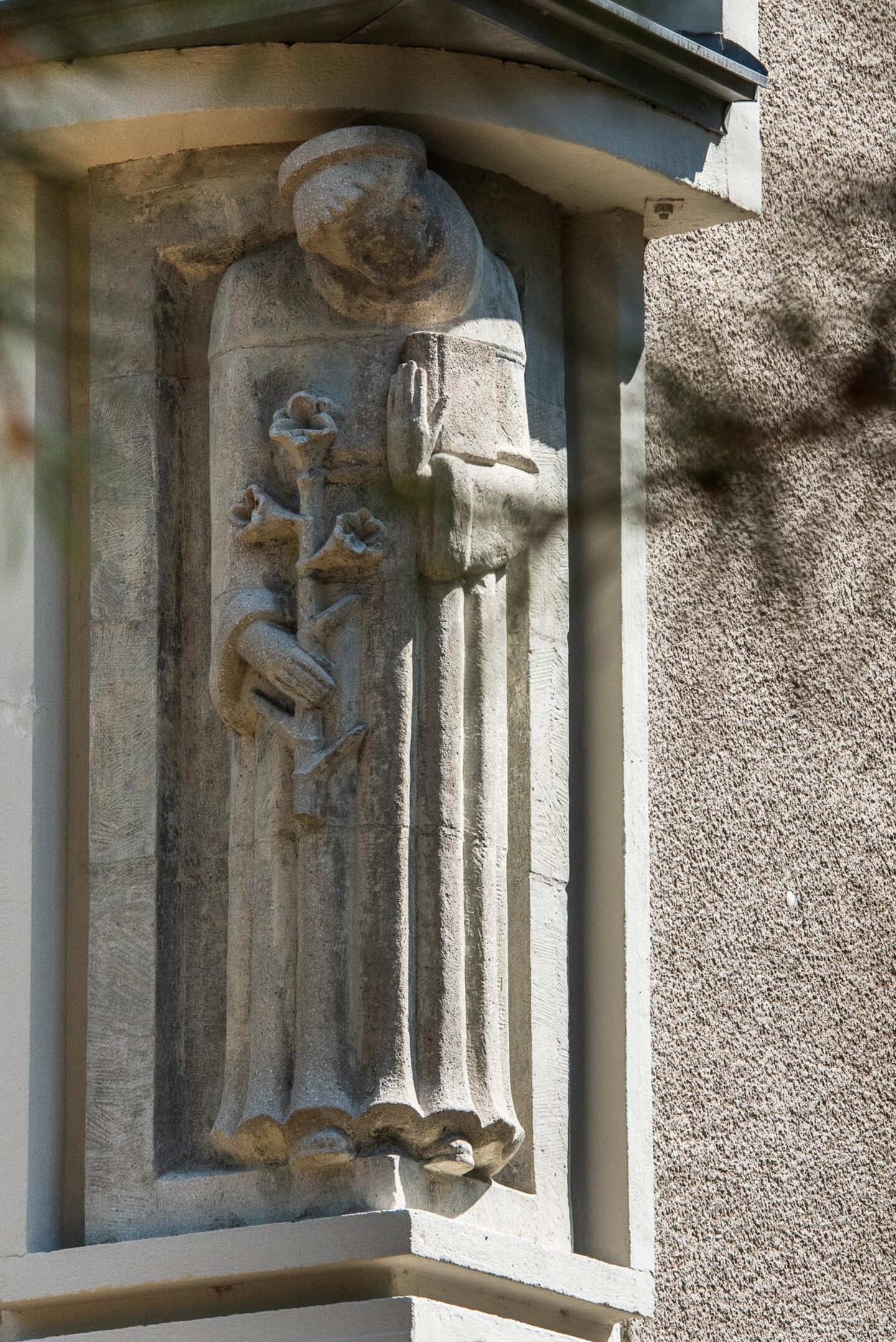 Antoniusfigur am Hochschulgebäude