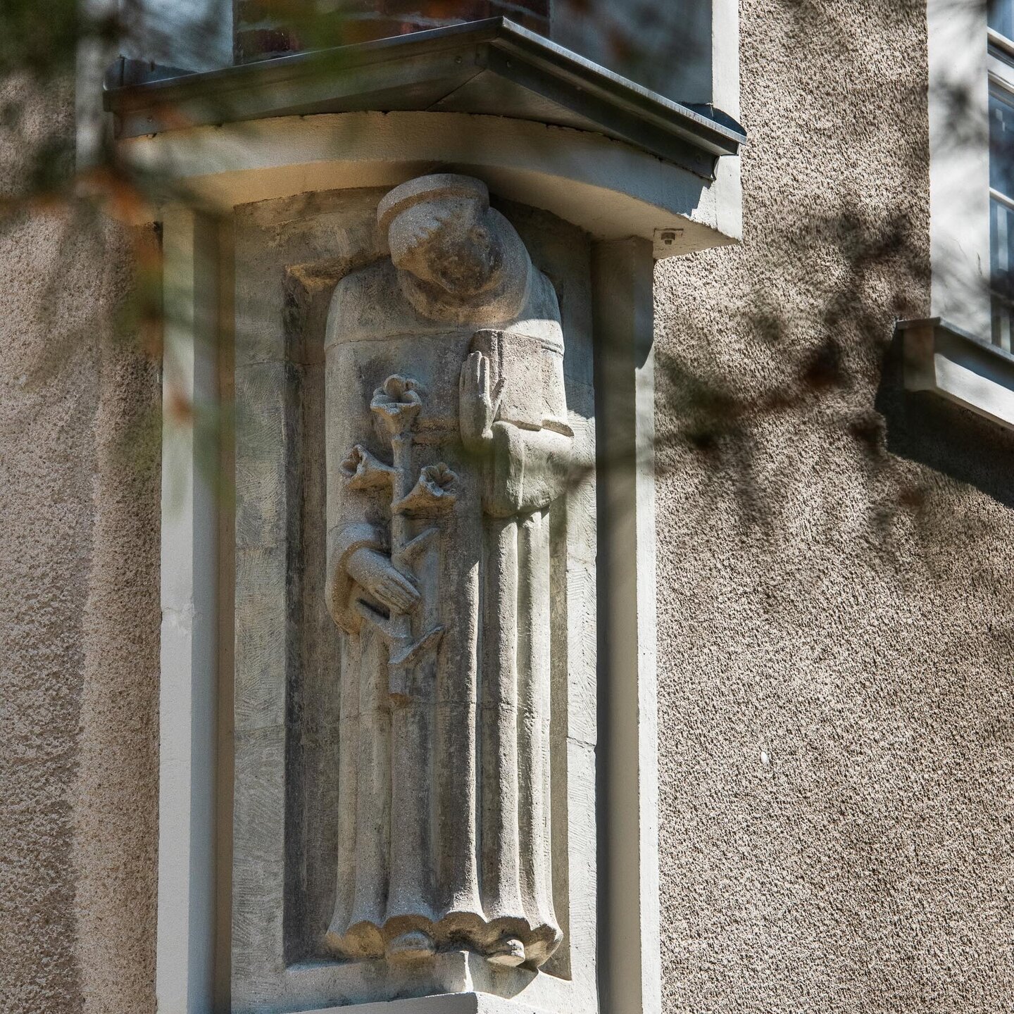 Antoniusfigur am Hochschulgebäude