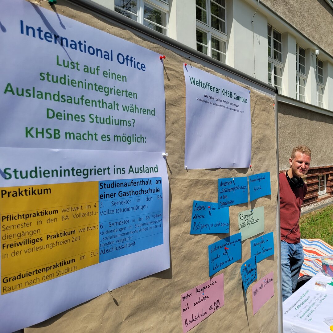 Internationaler Tisch beim Tag der offenen Tür der KHSB
