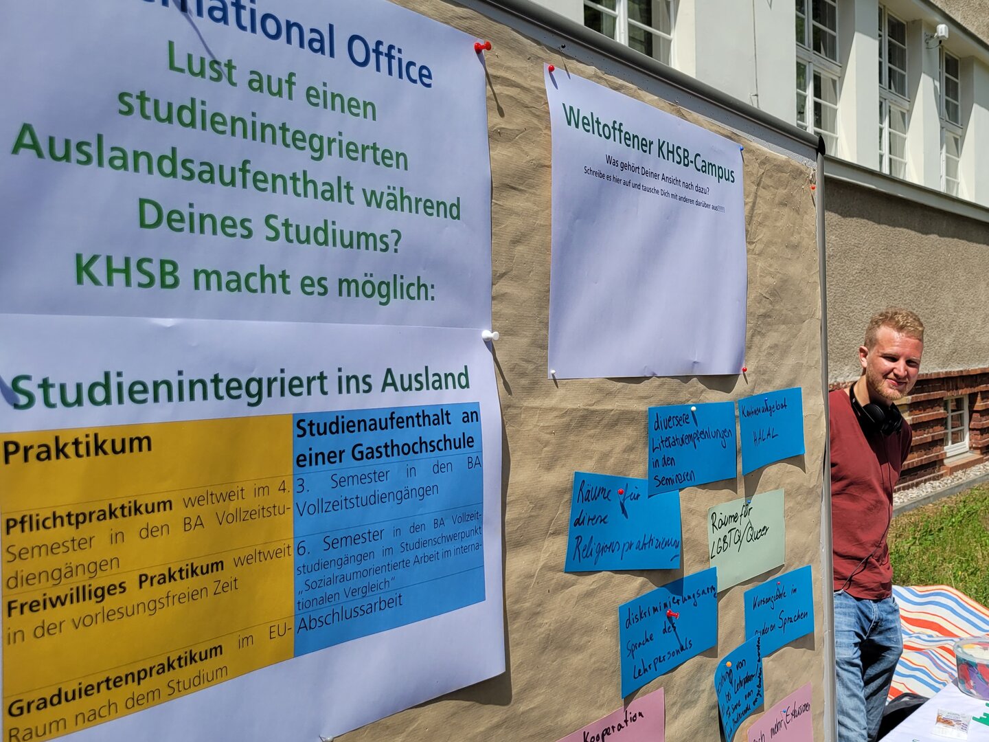 Internationaler Tisch beim Tag der offenen Tür der KHSB