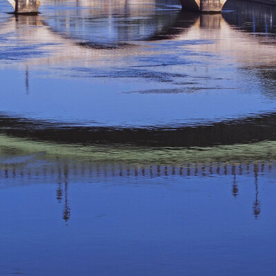 Spiegelung einer Brücke im Wasser
