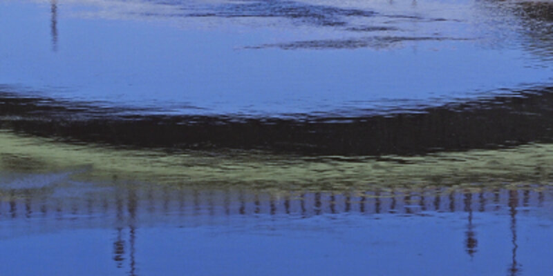 Spiegelung einer Brücke im Wasser