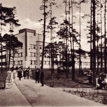 Eine historische Aufnahme zeigt die Zufahrt zum St. Antonius-Krankenhauses.