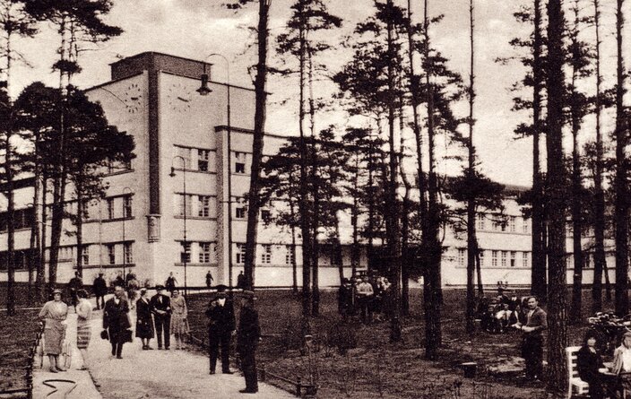 Eine historische Aufnahme zeigt die Zufahrt zum St. Antonius-Krankenhauses.