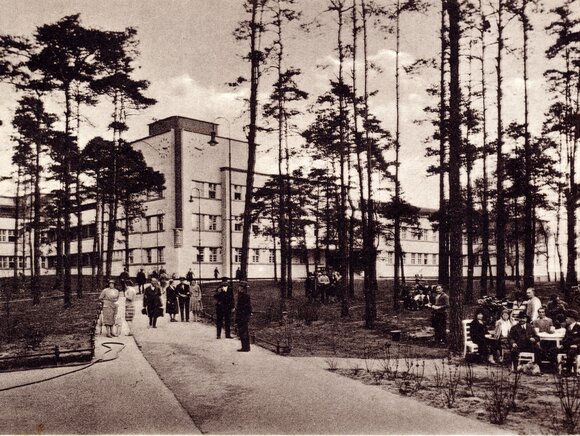 Eine historische Aufnahme zeigt die Zufahrt zum St. Antonius-Krankenhauses.