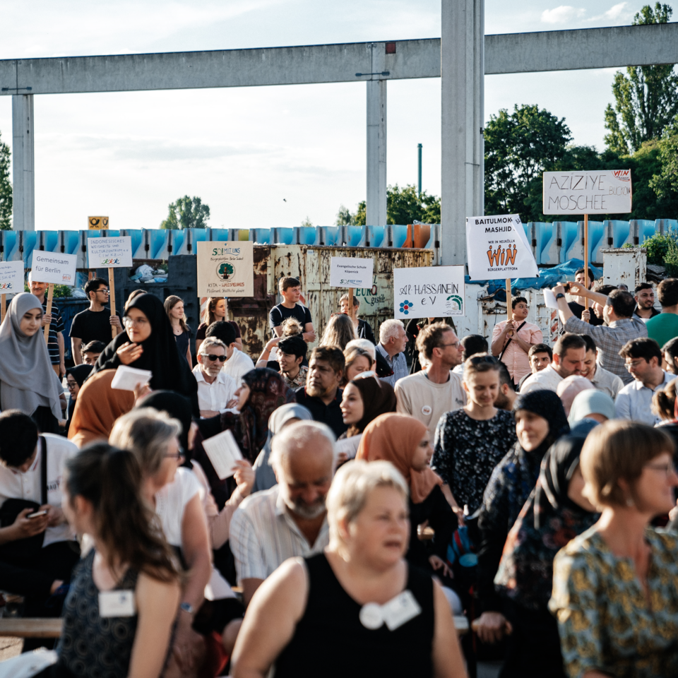 Versammlung der Berliner Bürgerplattformen, viele Menschen mit Schildern auf einem Platz