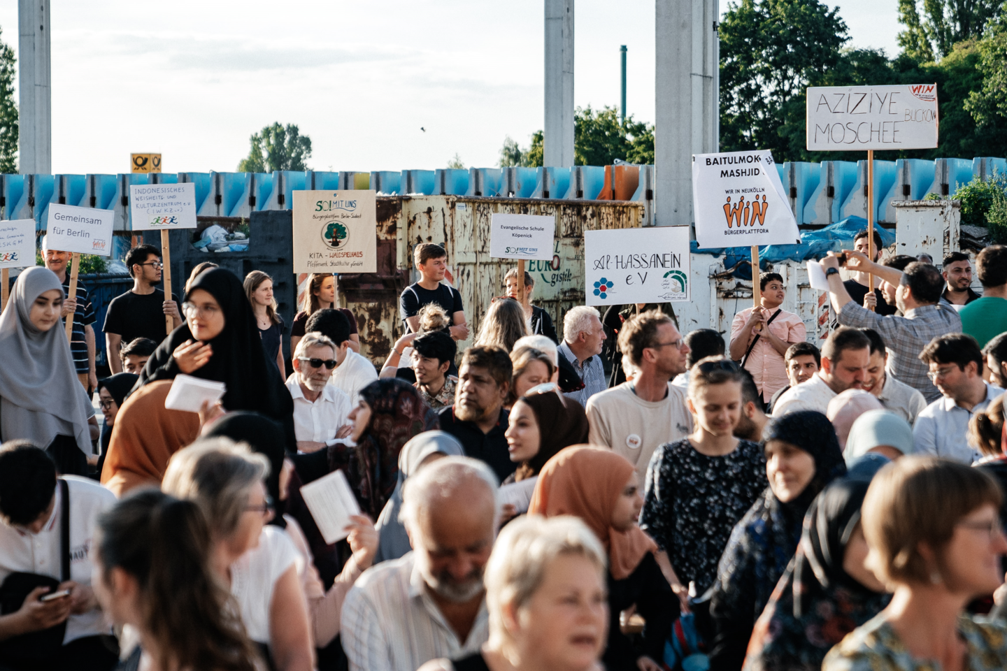 Versammlung der Berliner Bürgerplattformen, viele Menschen mit Schildern auf einem Platz