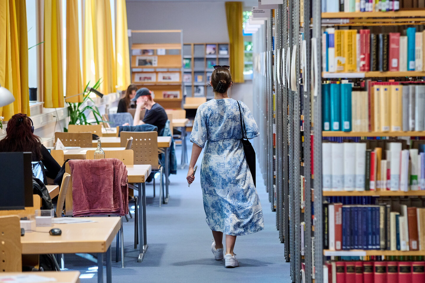 Studierende in der Bibliothek.