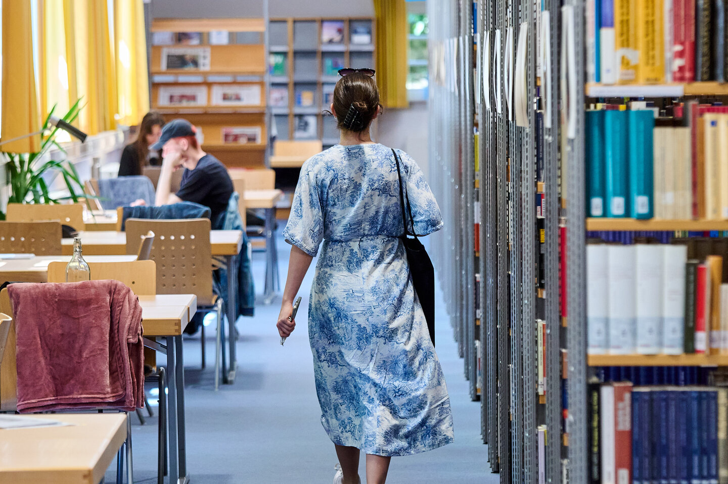 Studierende in der Bibliothek.