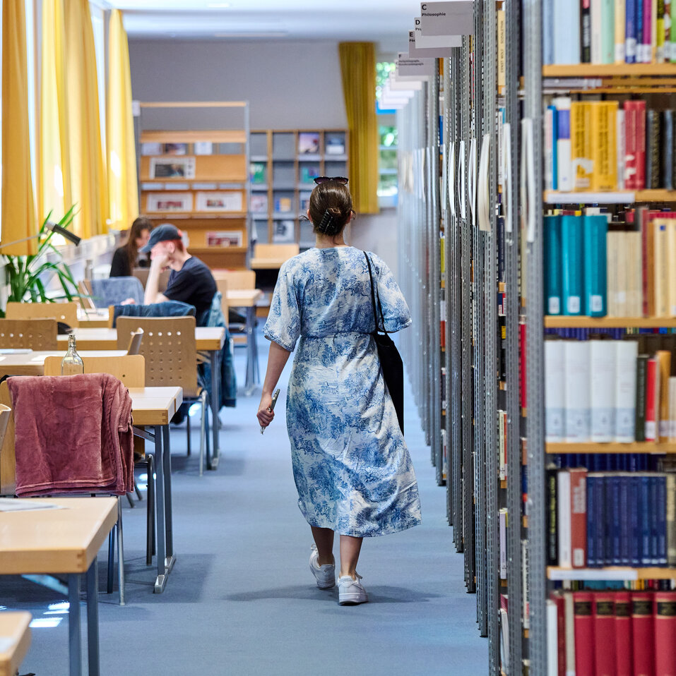 Studierende in der Bibliothek.