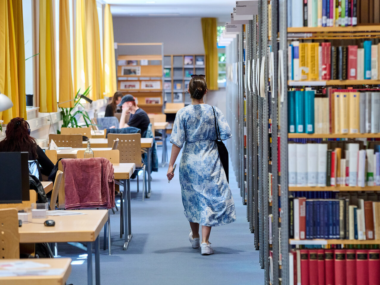 Studierende in der Bibliothek.