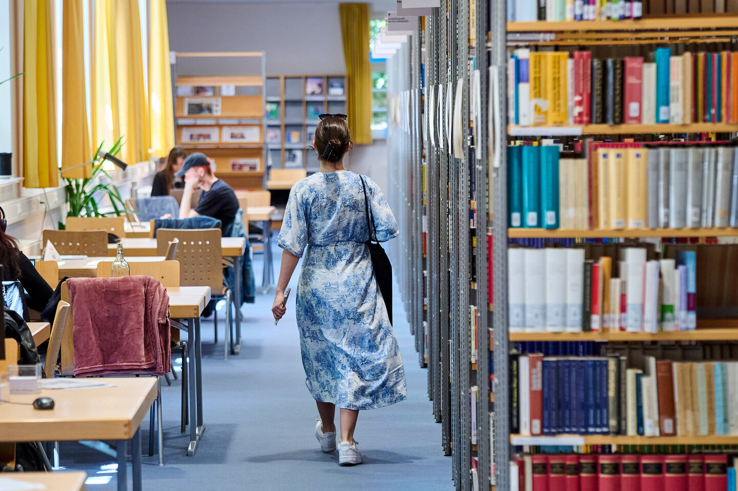 Studierende in der Bibliothek.