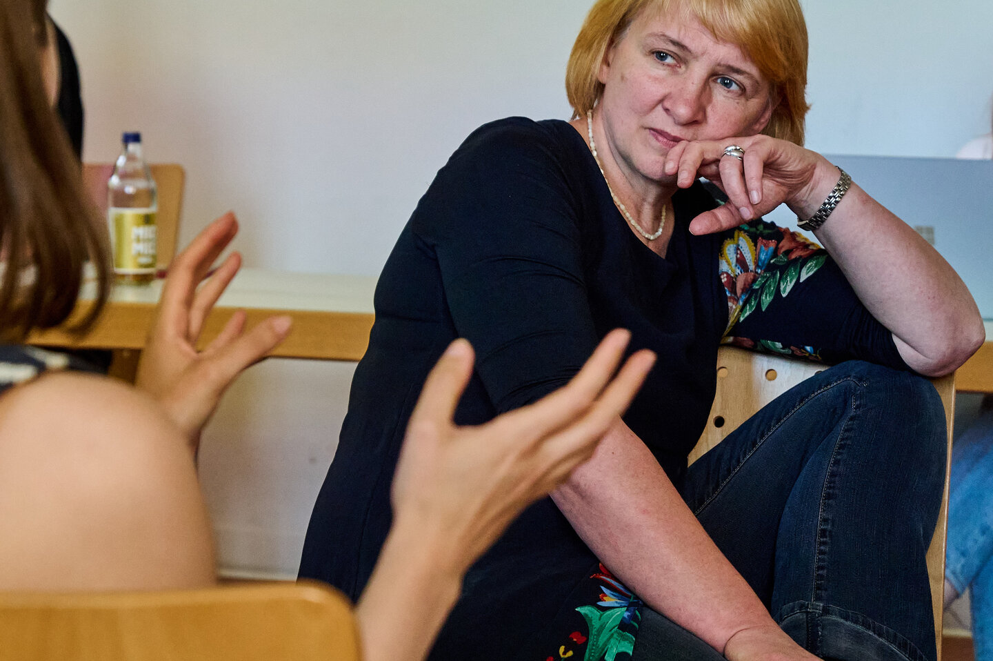 Prof. Dr. Vera Hähnlein im Gespräch mit Studierenden.
