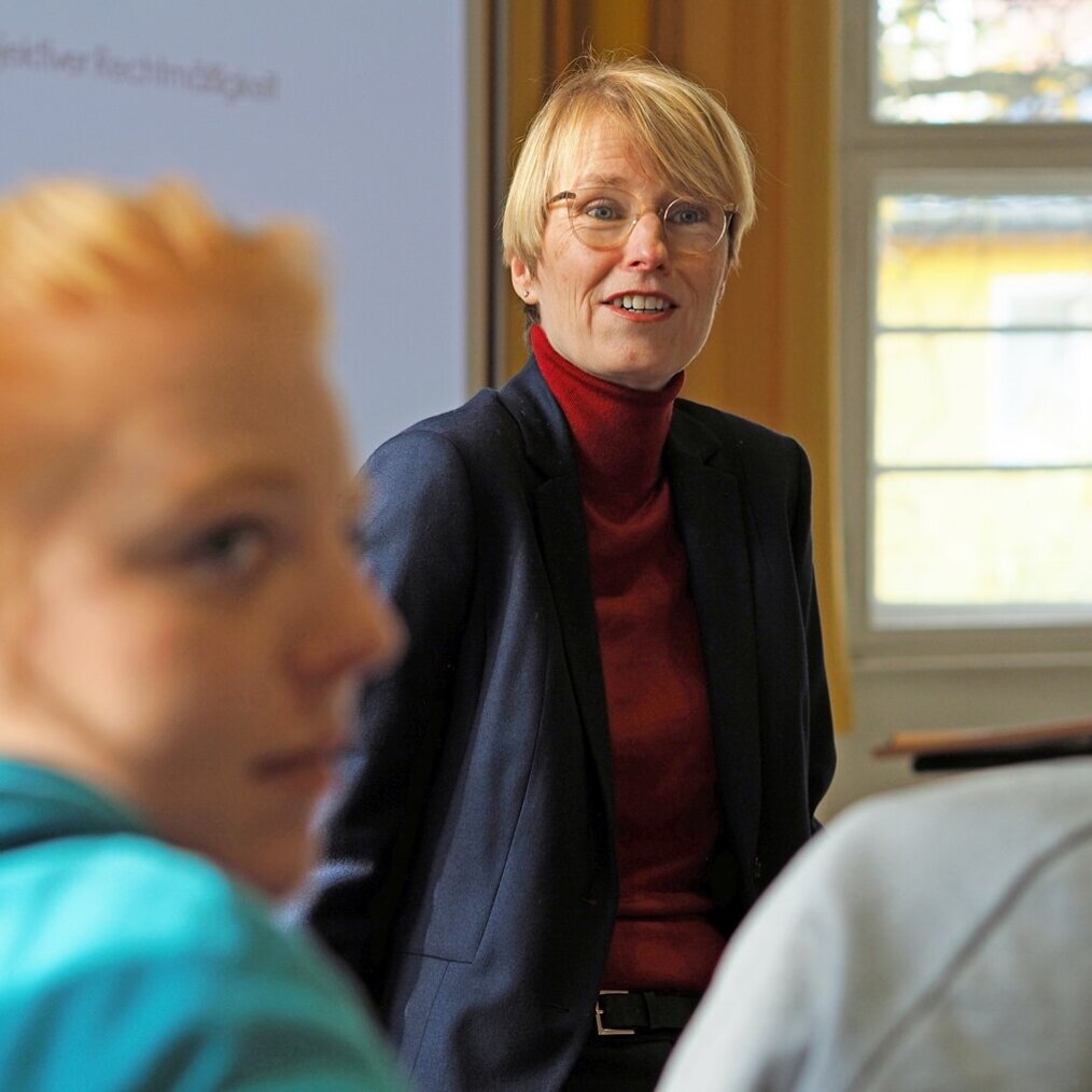 Weiterbildungskurs Dozierende und Teilnehmende im Austausch. Dozentin, Prof. Dr. Mund, spricht im Weiterbildungseminar eines Zertifikatskurses mit Teilnehmenden.