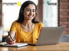 Junge Frau sitzt vor Laptop, Symbolbild, Logos Sapir College & KHSB