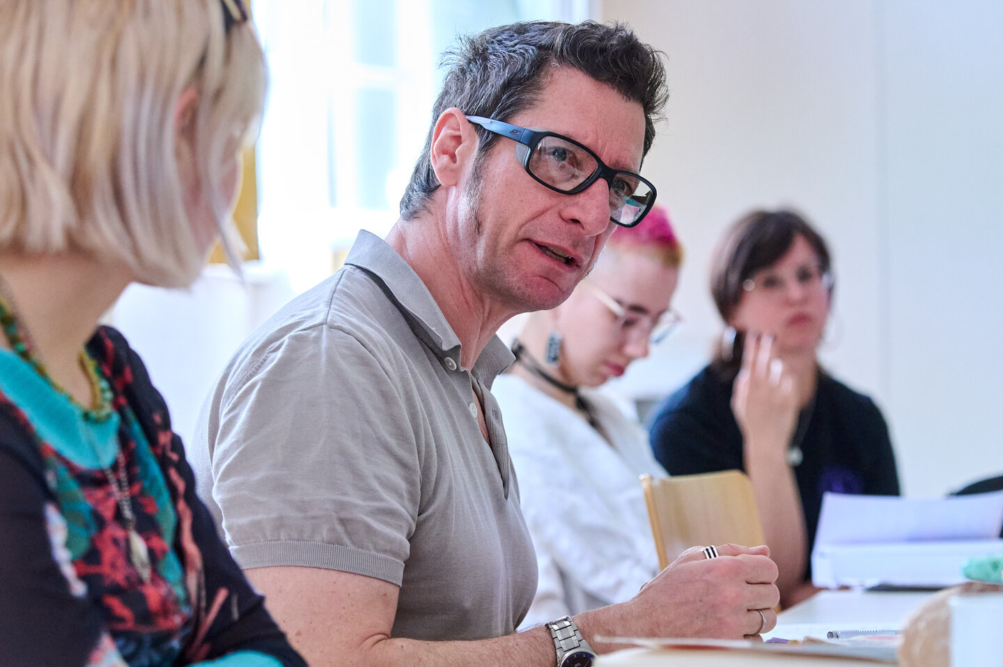 Eine Gruppe Studierender diskutiert im Seminar. 