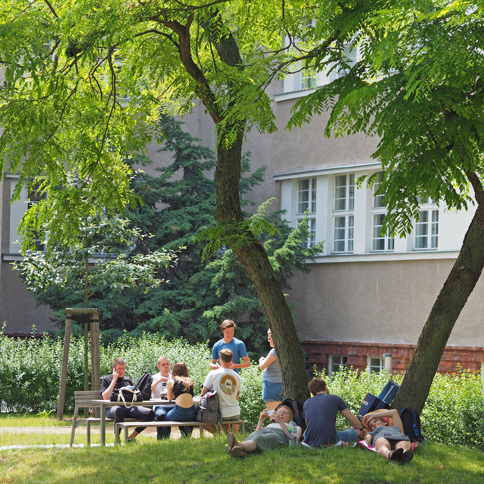190611_KHSB_Campus_Heinrich_014 Eine Gruppe Studierender im Innenhof der KHSB.