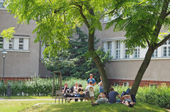 Eine Gruppe Studierender im Innenhof der KHSB.