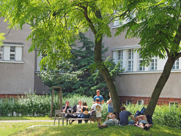 Eine Gruppe Studierender im Innenhof der KHSB.