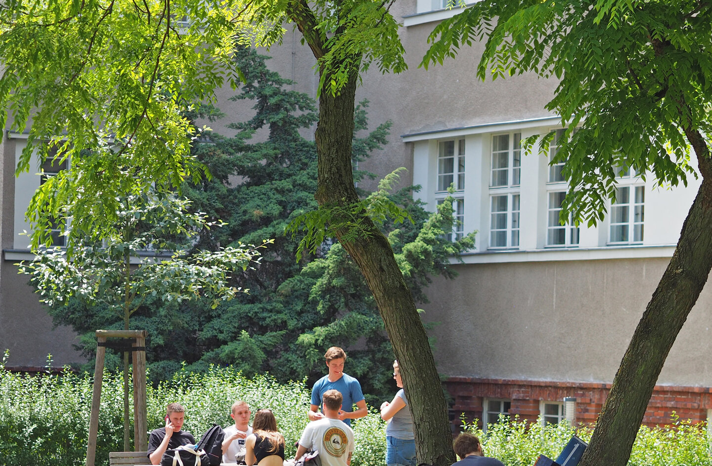 Eine Gruppe Studierender im Innenhof der KHSB.