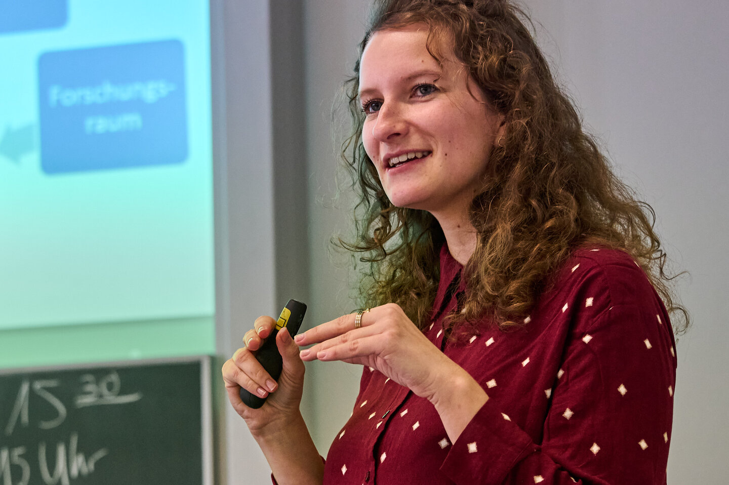 Wissenschaftliche Mitarbeiterin hält eine Präsentation.