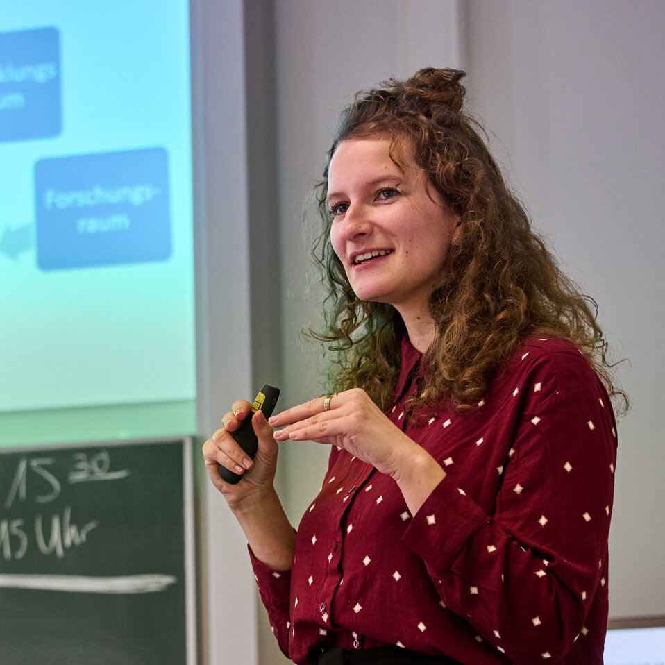 Wissenschaftliche Mitarbeiterin hält eine Präsentation.