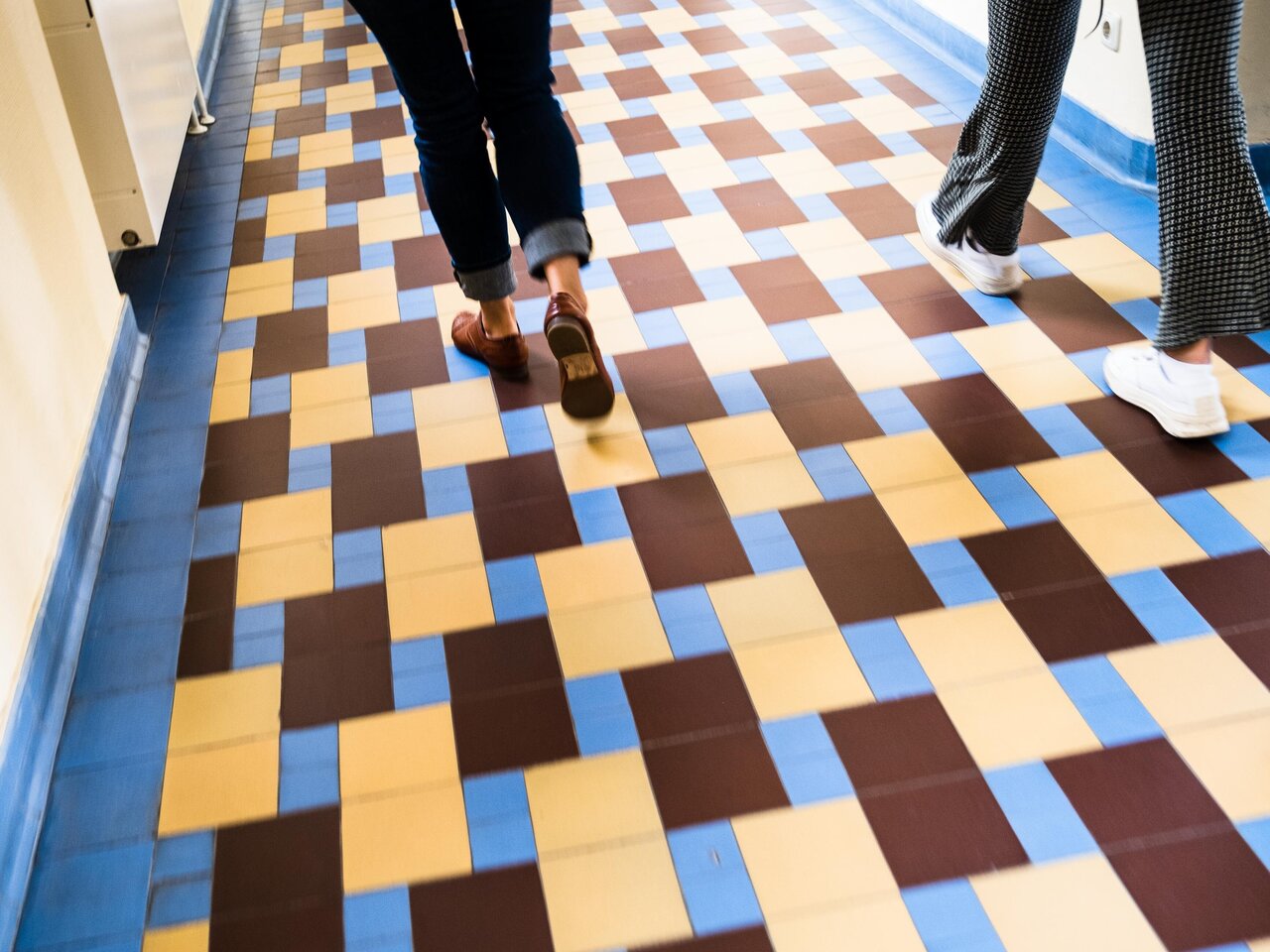 Der originale Fliesenboden im Flur der KHSB ist zu sehen.