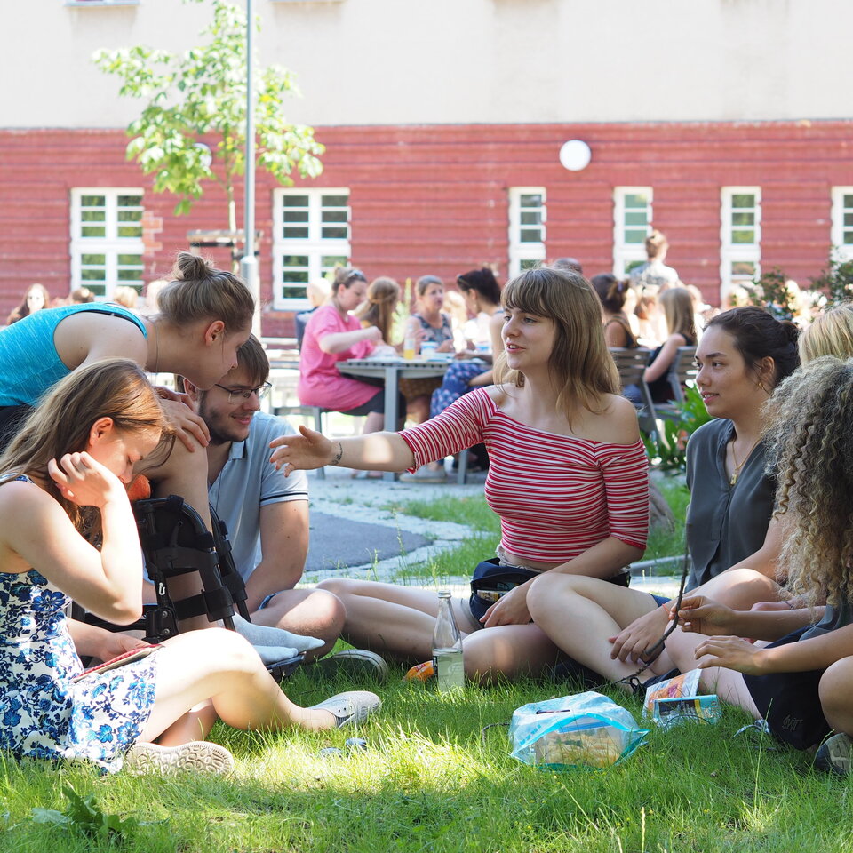 Studierende auf dem Campus