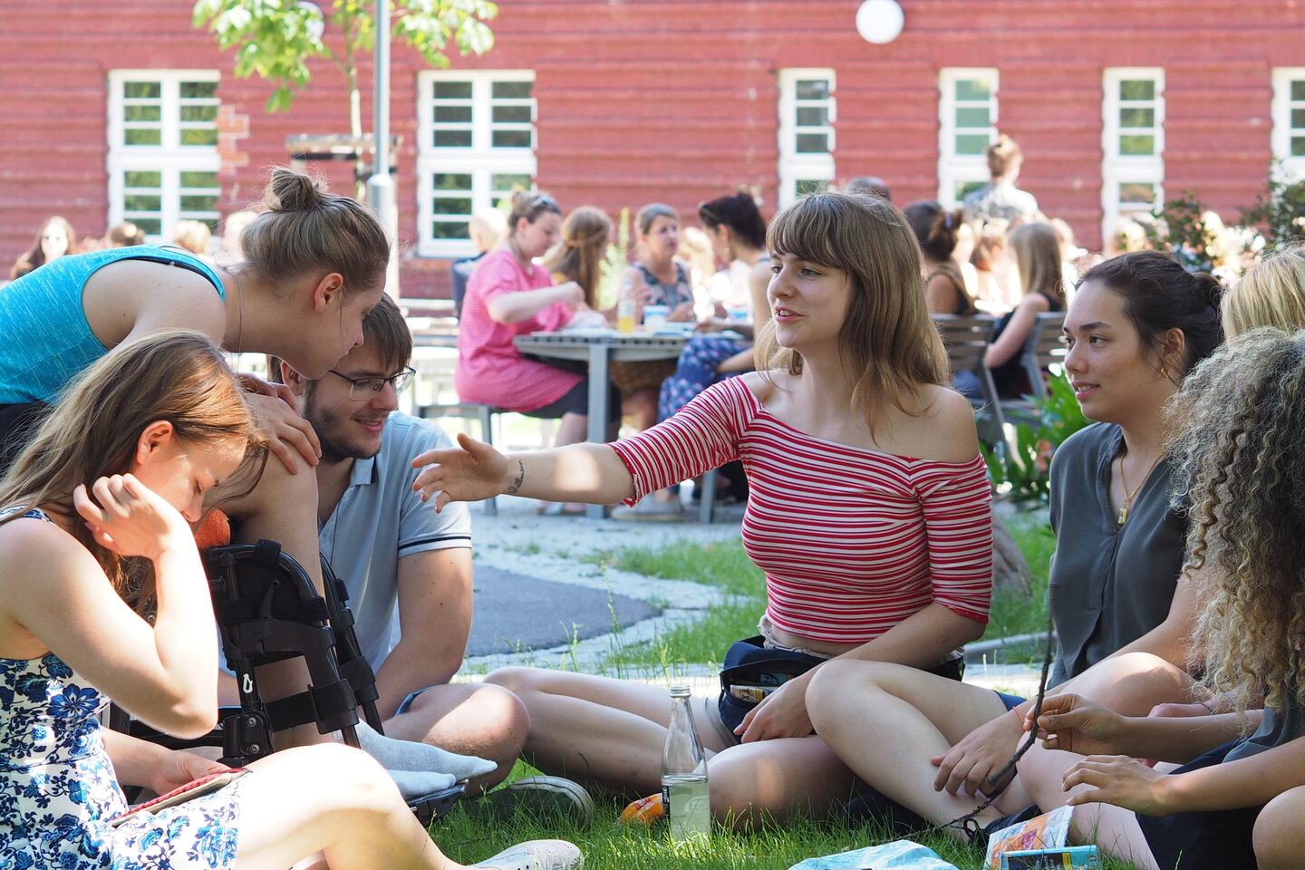 Studierende auf dem Campus