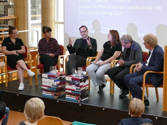Podium von links: Astrid (Sexualbegleiterin, Independent Escort und Obfrau der Berufsvertretung Sexarbeit Österreich/BSÖ), Elke Welser (Leiterin von LENA, der Linzer Caritas-Beratungsstelle für Menschen, die in der Sexarbeit tätig sind oder waren), Fabian Lechner OT (Theologe und Betriebswirt, Ordenswerke des Deutschen Ordens), Ass.-Prof.in Dr.in Katja Winkler, Univ.-Prof. Dr. Christian Spieß (beide KU Linz), Prof. Dr. Andreas Lob-Hüdepohl (Berlin).