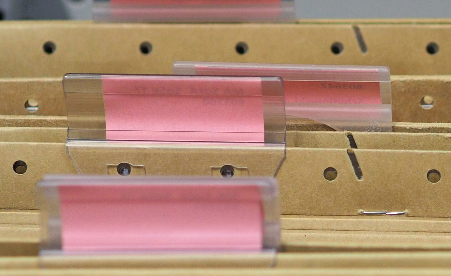 Ein offenes Hängeregister mit mehreren Aktenmappen.